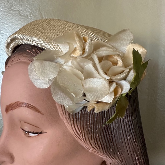 ATTRACTIVE 1950s\' PALE GOLD STRAW JULIET  CAP WITH MATCHING FABRIC FLOWERS main image 11